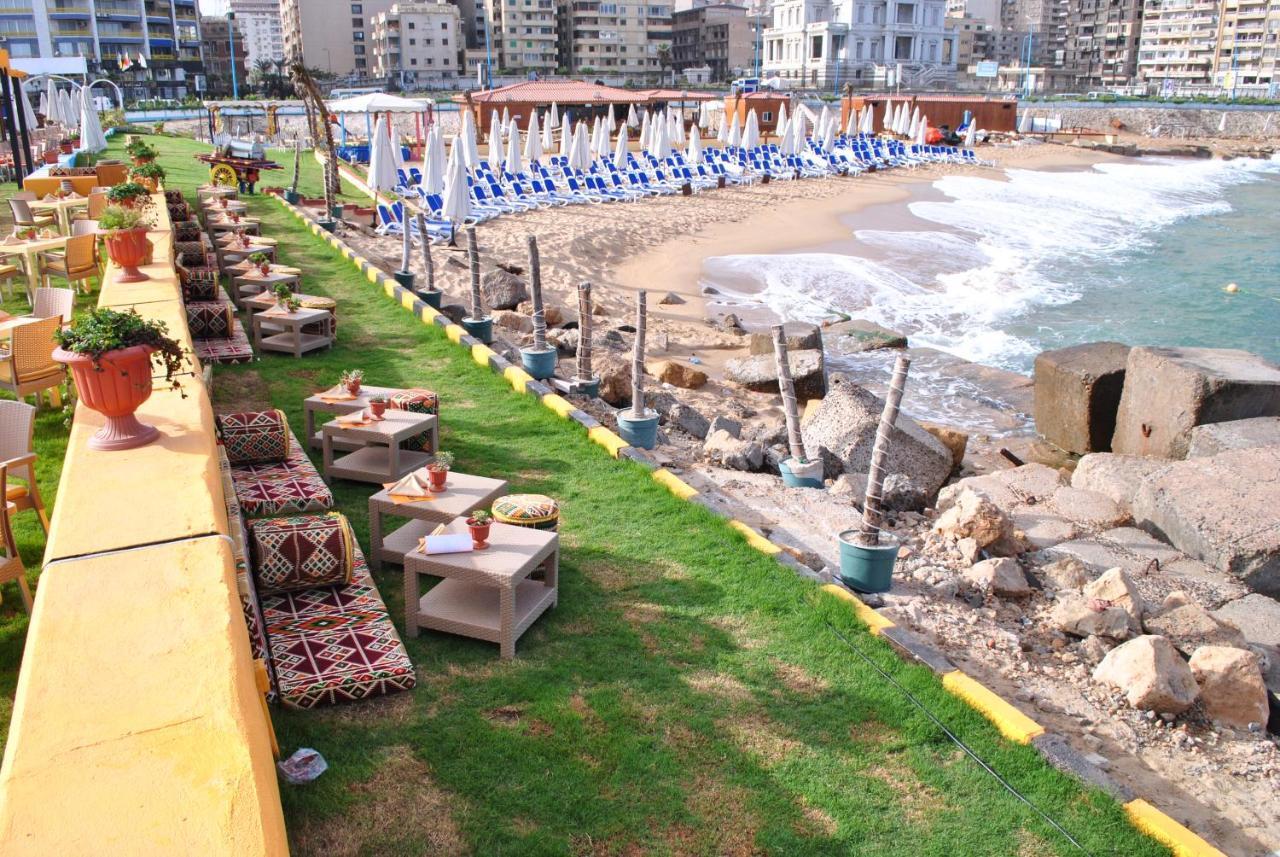 Tolip Hotel Alexandria Exterior foto The beach at the resort