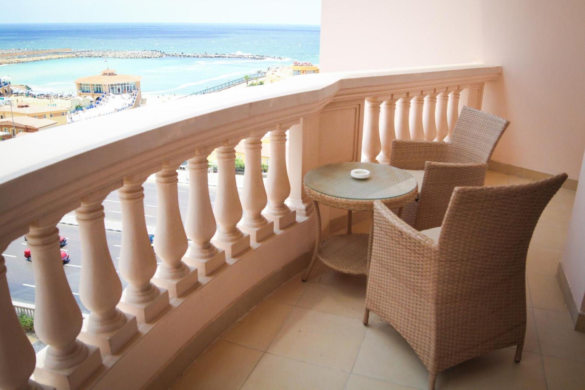 Tolip Hotel Alexandria Exterior foto Balcony of a luxury hotel