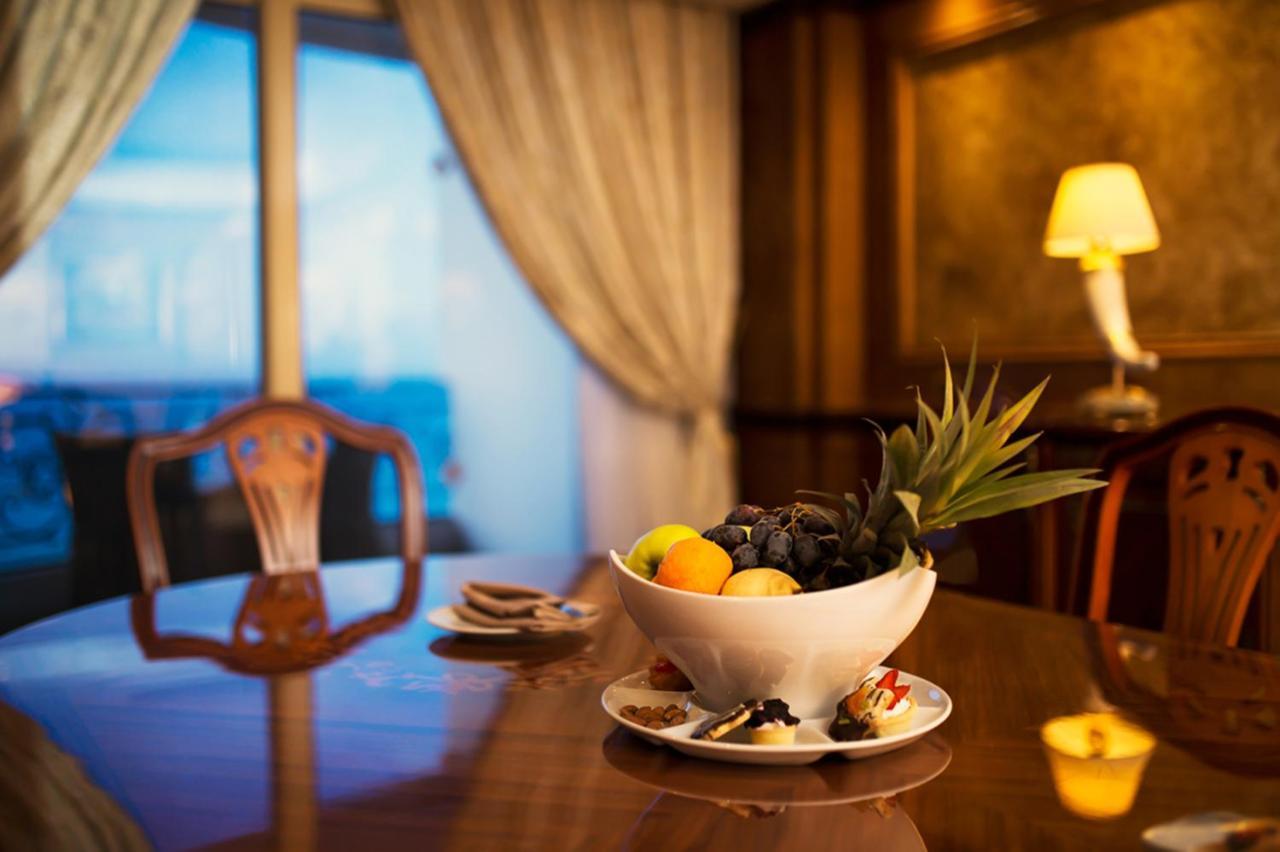 Tolip Hotel Alexandria Exterior foto A balcony in a suite